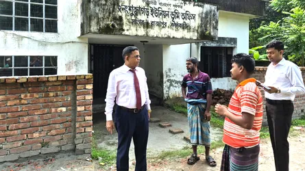 রাজাপুরে পরিদর্শনে এসে বিভাগীয় কমিশনার দেখেন অফিস তালাবদ্ধ