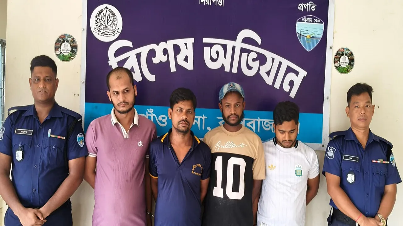 ঈদগাঁওতে মাদকের আসর থেকে স্বেচ্ছাসেবক দলের নেতাসহ ৩ সহযোগী আটক