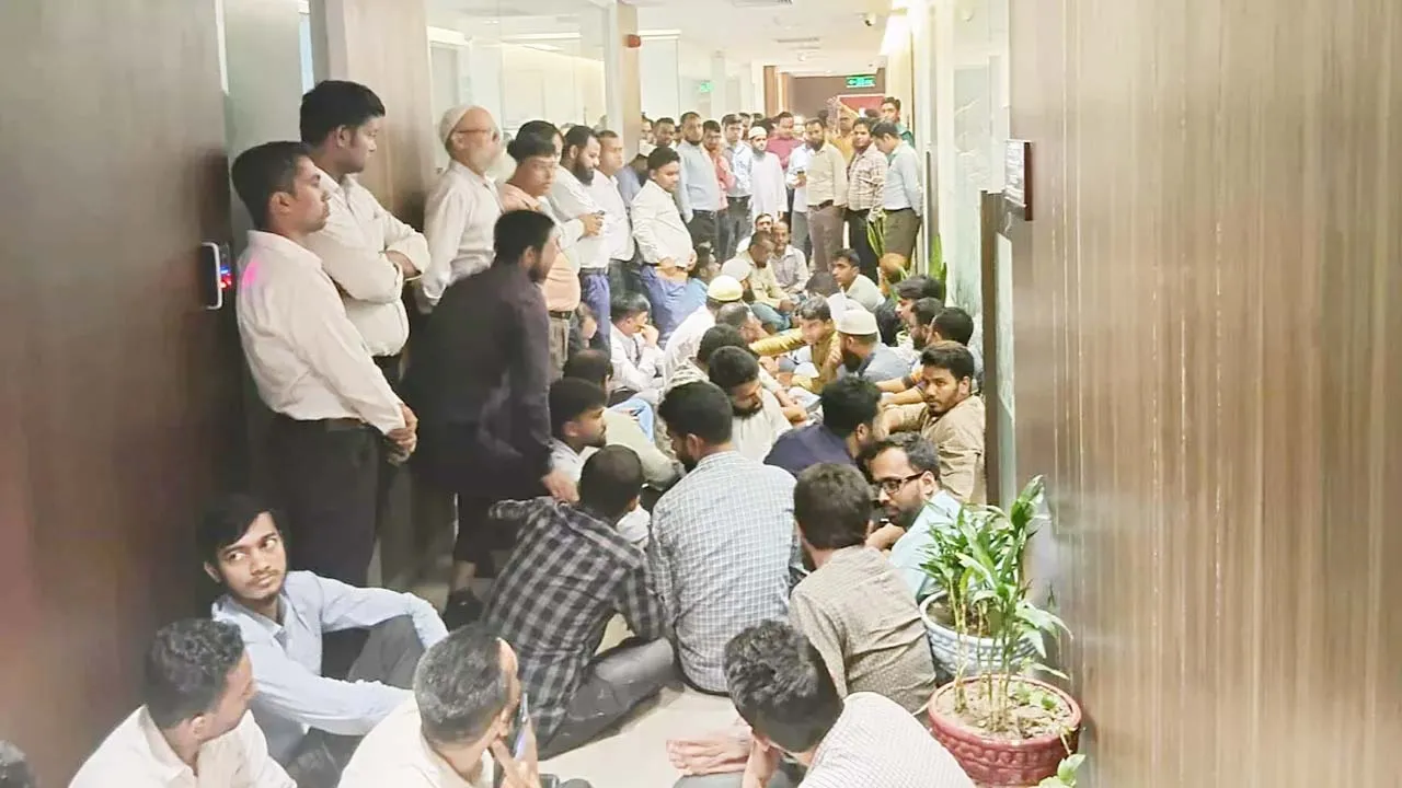 অর্থ মন্ত্রণালয়ে কর্মকর্তা-কর্মচারীদের অবস্থান কর্মসূচি