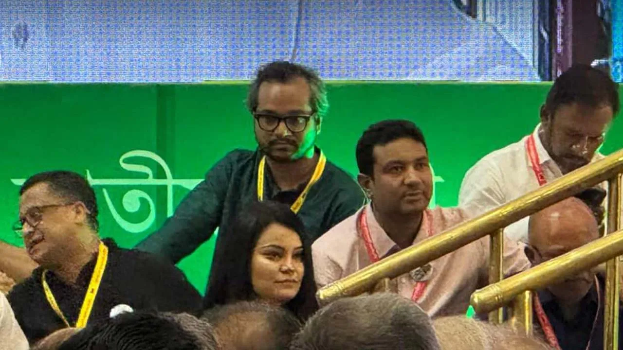 বিএনপির অনুষ্ঠানে মঞ্চ থেকে নামিয়ে দেয়া হলো এহসান মাহমুদকে