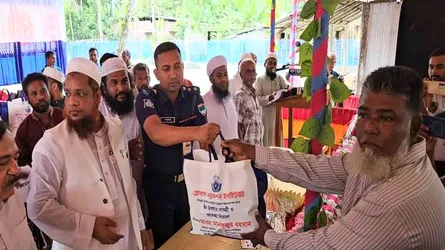 বাগেরহাটে অসহায় দরিদ্রদের মাঝে ঈদ উপহার বিতরণ