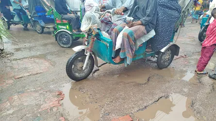 সোনাগাজী প্রধান সড়ক সংস্কারহীনতায় ঈদযাত্রায় ভয়াবহ দুর্ভোগ