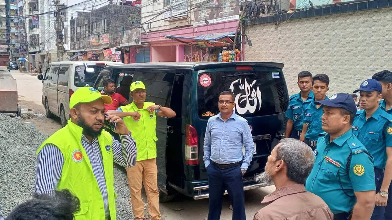 রাজধানীতে ৭ প্রতিষ্ঠানকে জরিমানা, নিষিদ্ধ পলিথিন জব্দ