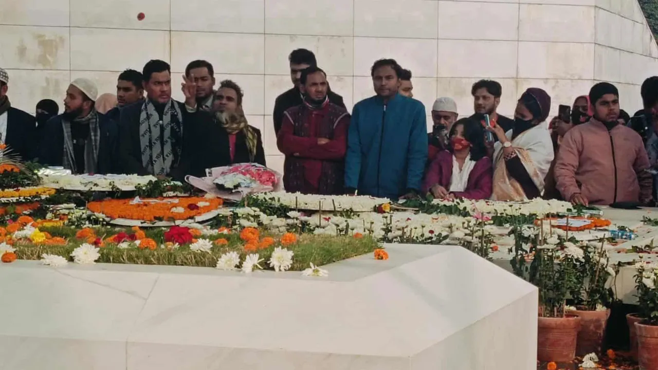 ৮ দিন পেরিয়ে গেলেও খালেদা জিয়ার কবরে থামেনি শ্রদ্ধার ঢল