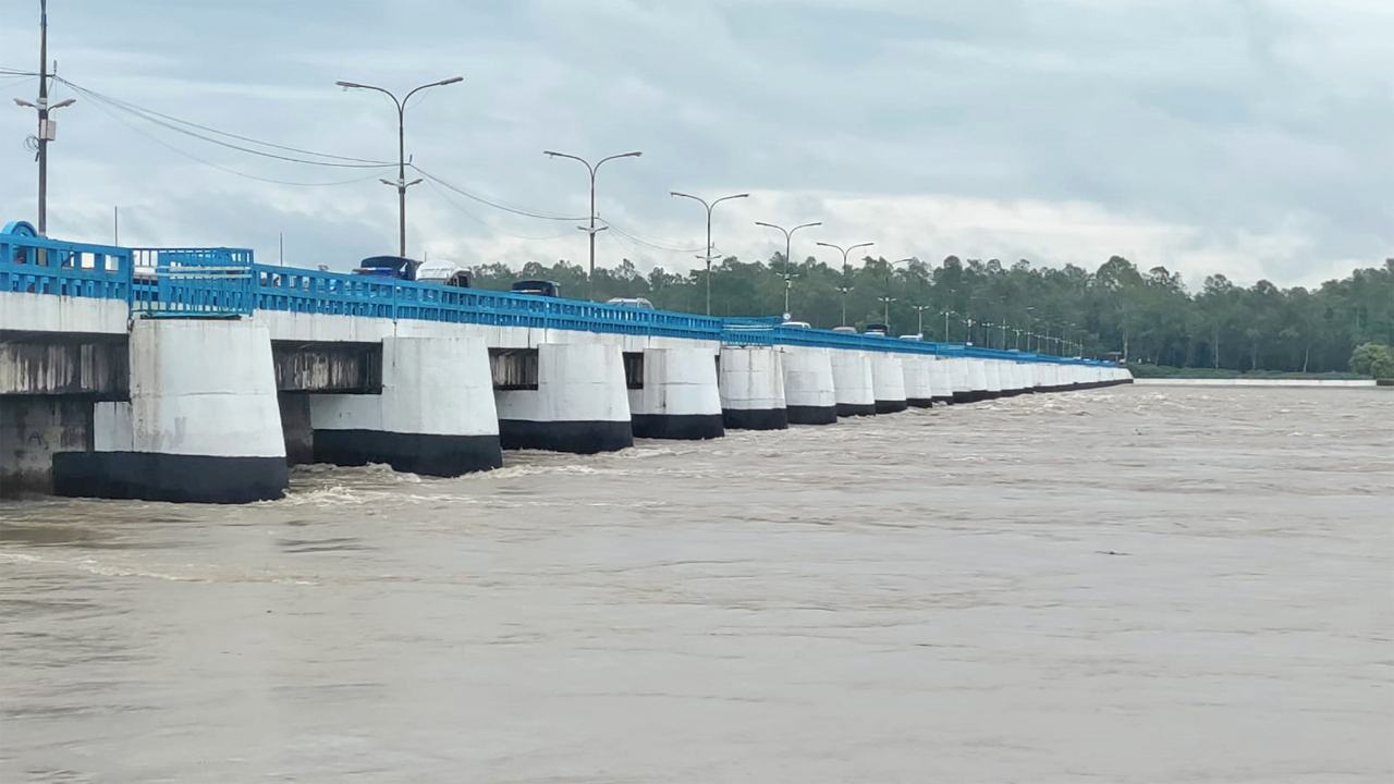 Even-though-the-Teesta-water-level-has-decreased,-the-suffering-and-fear-of-the-residents-of-Banavasi-has-not-ended.