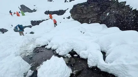 এভারেস্টে তুষারঝড়ে আটকে পড়া সব পর্বতারোহীদের উদ্ধার