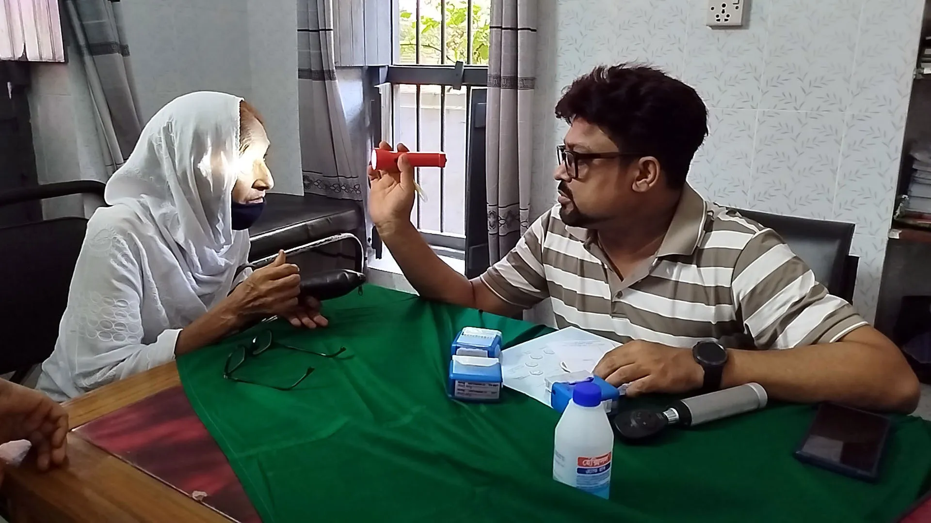 নড়াইলে বিনামূল্যে দেড় হাজার রোগীর চক্ষু পরীক্ষা