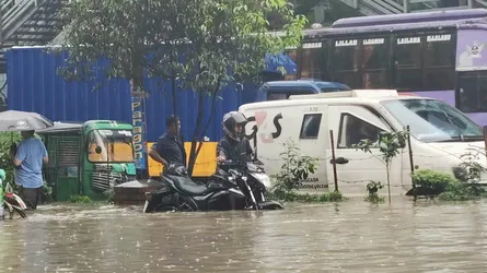 বৃষ্টি ও যানজটে যেভাবে কাজে মনোযোগ রাখবেন