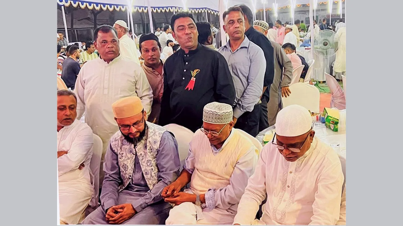 ফেনীতে জামায়াত নেতা মানিক কে সাথে নিয়ে পরিবেশ মন্ত্রীর ইফতার