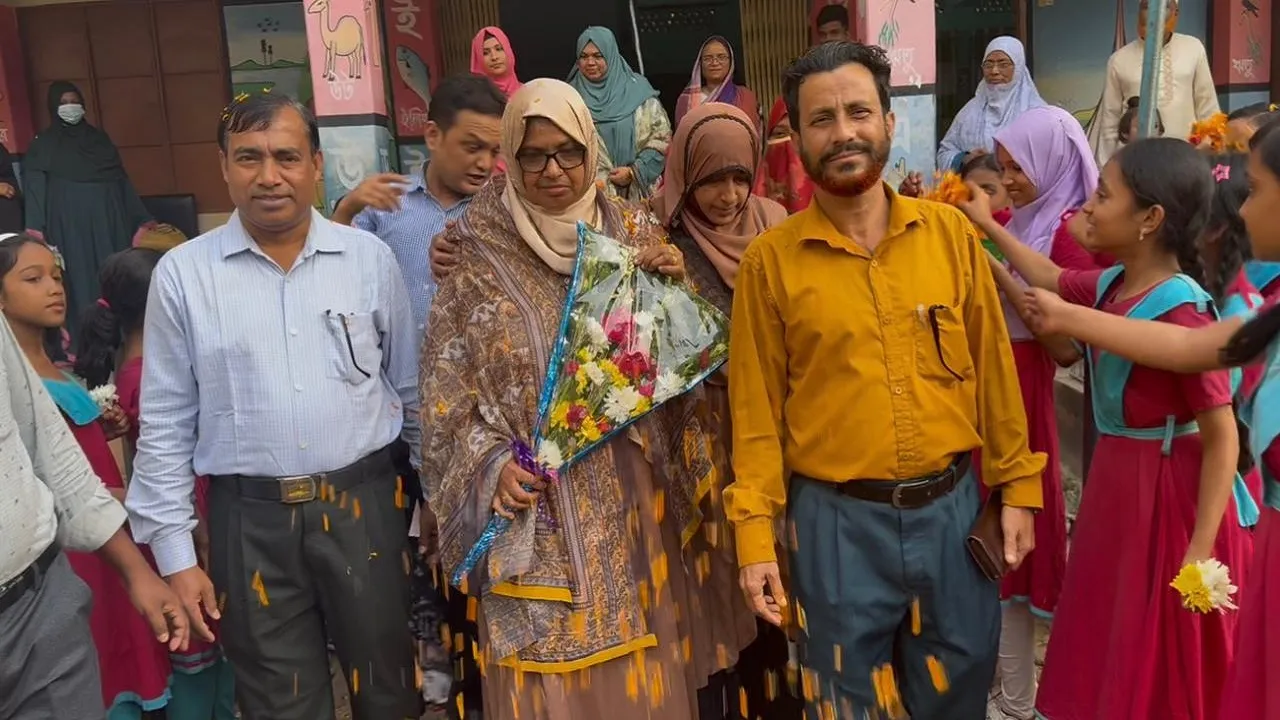 চৌদ্দগ্রামে সহকারী শিক্ষিকা সাজেদা আকতারের বিদায় সংবর্ধনা