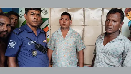 ভিসা প্রতারকের বাড়ি থেকে ডিবি পুলিশ পরিচয়দানকারী দু’জন আটক