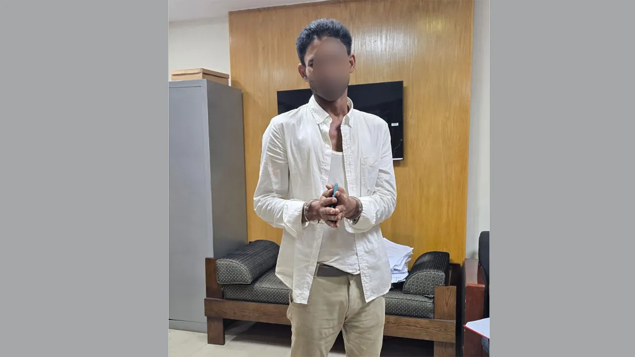 পুলিশের সোর্স পরিচয়ে প্রতারণার অভিযোগে যুবক গ্রেফতার