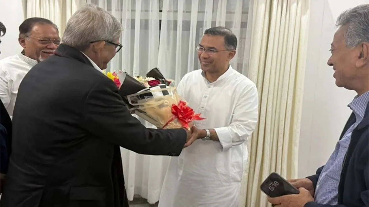 তারেক রহমানকে ফুলেল শুভেচ্ছা জানালেন মির্জা ফখরুল