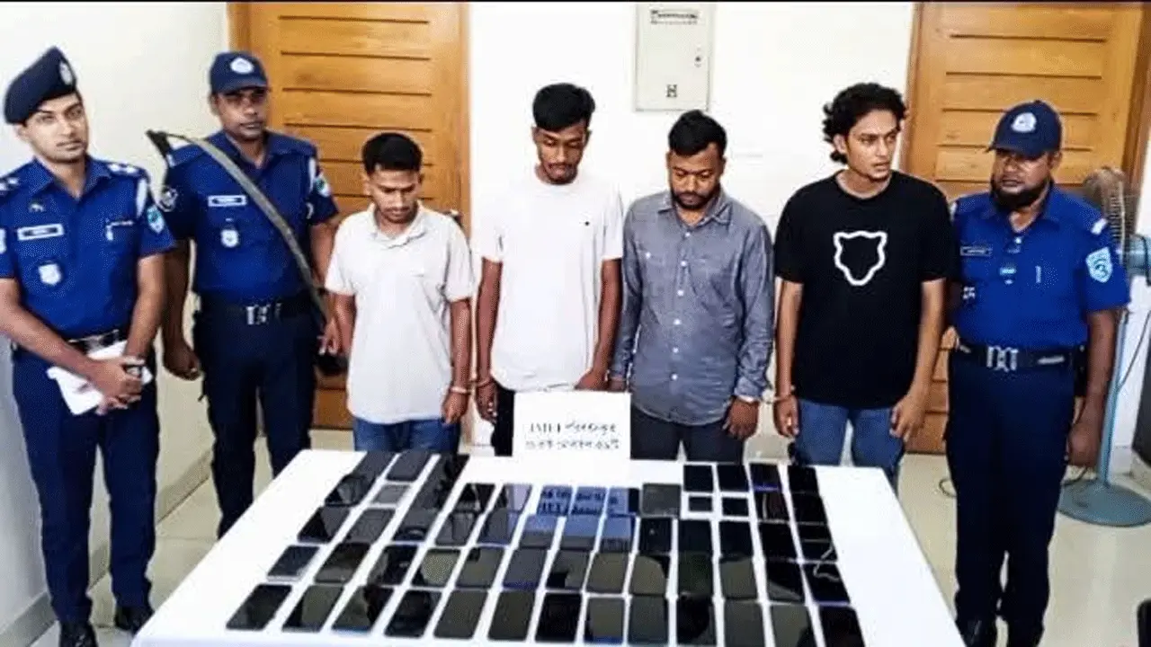 ফকিরহাটে ৫৯টি চোরাই মোবাইল উদ্ধার, আটক ৪
