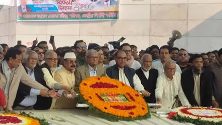 জিয়াউর রহমানের সমাধিতে শ্রদ্ধা জানাতে সর্বস্তরের জনতার ঢল