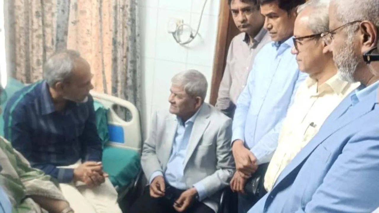 বিএমইউতে চিকিৎসাধীন ডা: রফিকুলের খোঁজ নিলেন মির্জা ফখরুল