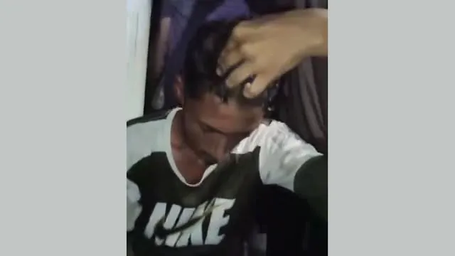 সালথায় মাদক বিক্রির অভিযোগে যুবকের চুল কেটে দিল জনতা