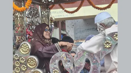 নবীনগরে প্রধান শিক্ষিকাকে  ঘোড়ার গাড়িতে চড়িয়ে  বিদায় সংবর্ধনা