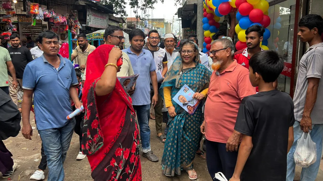 ভেড়ামারায় ফরিদা ইয়াসমিনের লিফলেট বিতরণ