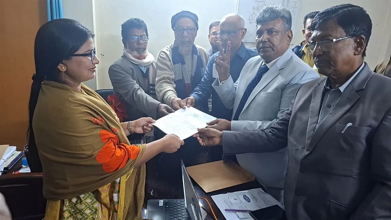 ফরিদপুর-৪ আসনে বিএনপি প্রার্থীর পক্ষে মনোনয়নপত্র সংগ্রহ