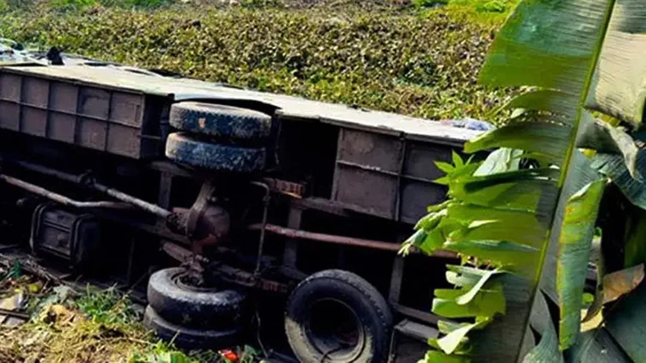 ফরিদপুরে সড়ক দুর্ঘটনায় আহত ৩০