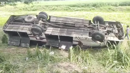 নিয়ন্ত্রণ হারিয়ে সড়ক থেকে ছিটকে খাদে বাস, আহত ৪৫