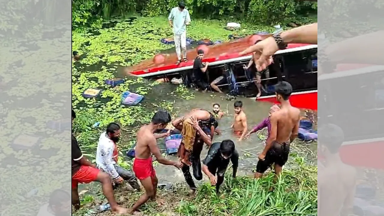 ভাঙ্গায় মহাসড়ক থেকে ছিটকে খাদে বাস, আহত বহু যাত্রী