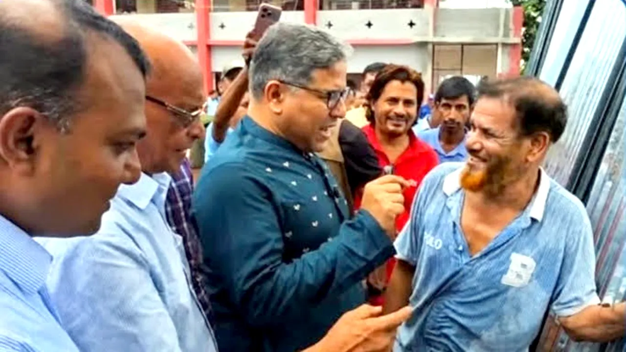 ভাঙ্গায় অসহায়দের মাঝে ঢেউটিন, কৃষি উপকরণ ও ক্রীড়া সামগ্রী বিতরণ