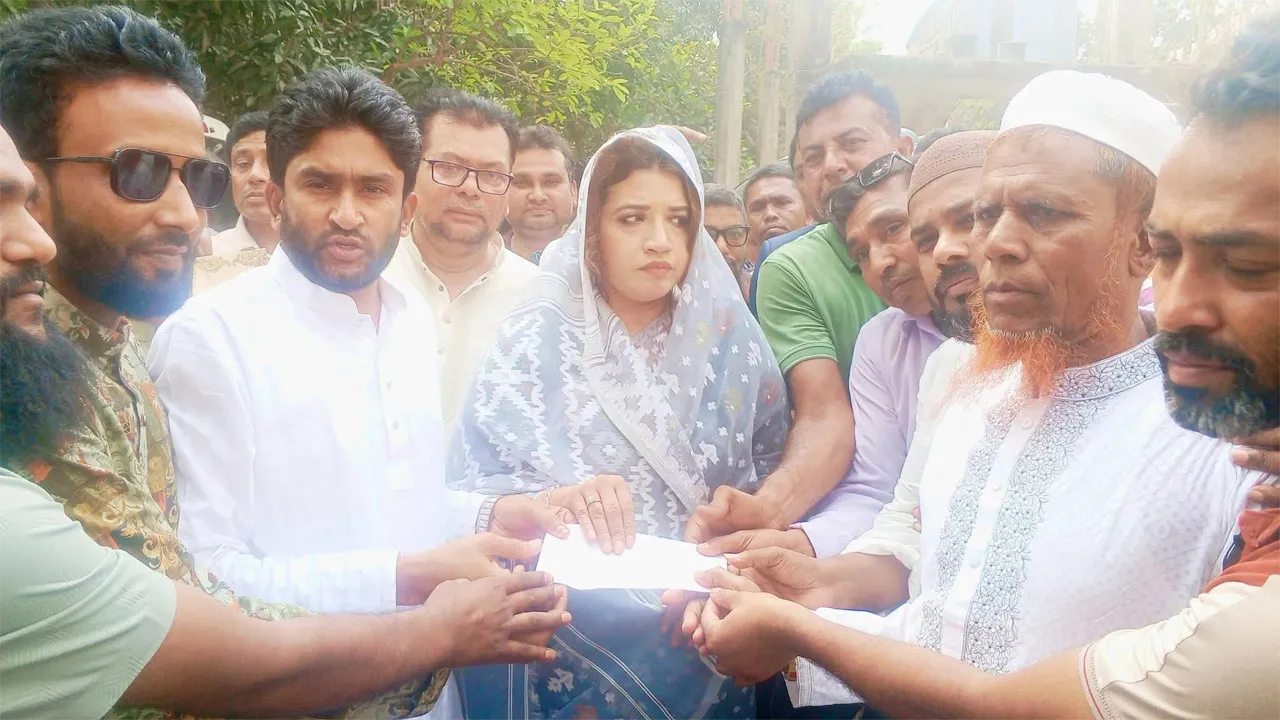 দুস্থ ও অসহায় মানুষদের ঈদ উপহার দিলেন পররাষ্ট্র প্রতিমন্ত্রী