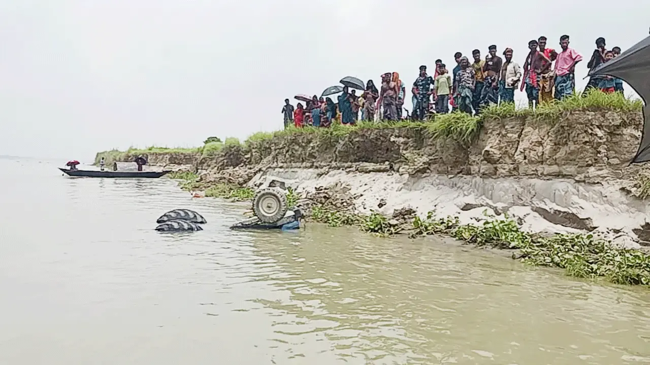 পদ্মা নদীতে উল্টে পড়ল ট্রাক্টর, চালকের মৃত্যু