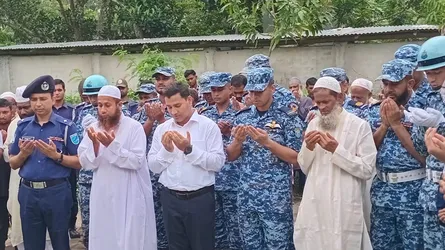 ফরিদপুরে রাইসা মনির কবরে বিমান বাহিনী প্রধানের পক্ষে শ্রদ্ধা নিবেদন