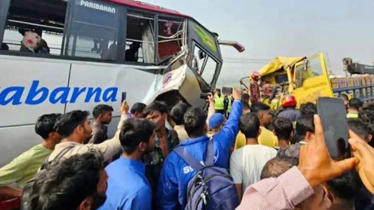 ফরিদপুরে বাস-ট্রাকের মুখোমুখি সংঘর্ষে নিহত ২, আহত ২৫