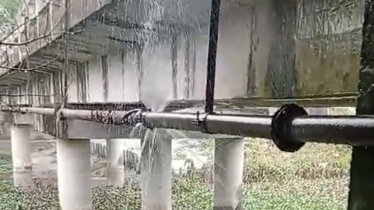 ১ বছর ধরে পানির অপচয়, উদাসীন নগরকান্দা পৌর কর্তৃপক্ষ