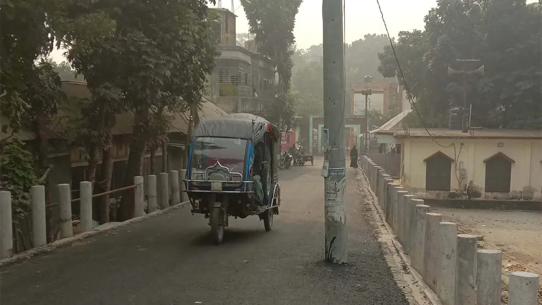 নগরকান্দায় সড়কের মাঝেই বৈদ্যুতিক খুঁটি, দুর্ঘটনার আশঙ্কা