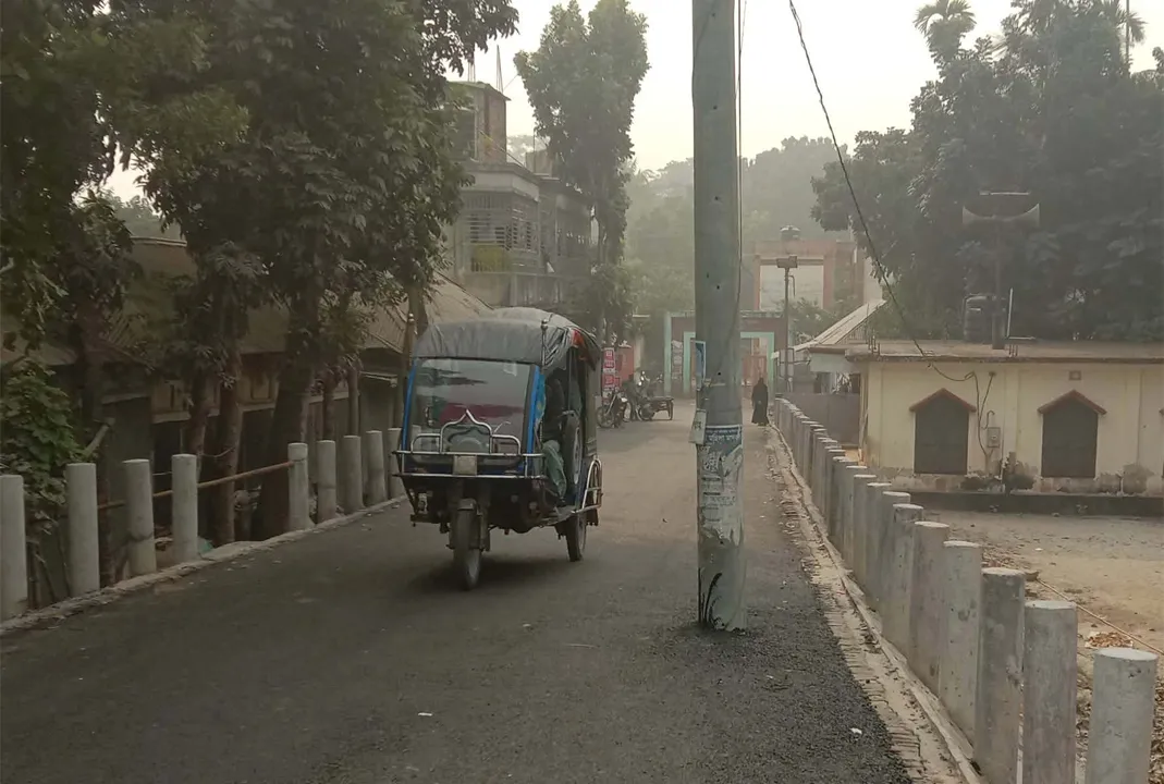 নগরকান্দায় সড়কের মাঝেই বৈদ্যুতিক খুঁটি, দুর্ঘটনার আশঙ্কা