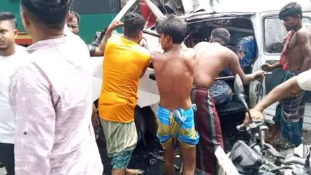 ফরিদপুরে বাস ও অ্যাম্বুলেন্সের মুখোমুখি সংঘর্ষ, নিহত ৫
