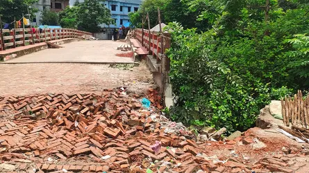 ফরিদপুরে সেতুর পাড় ধসে জনদুর্ভোগে এলাকাবাসী