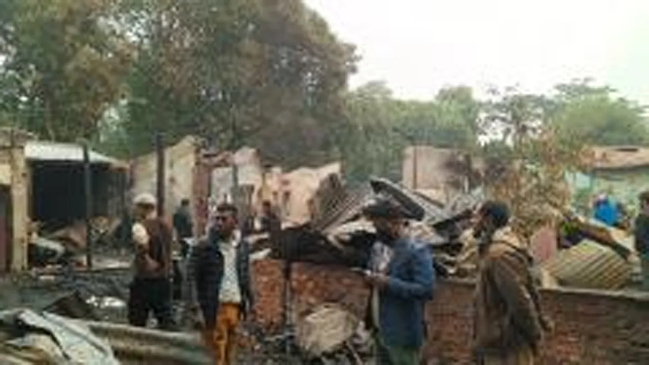 ফটিকছড়িতে ২০০ বছরের পুরাতন কাঠের বাড়িসহ ১০ বসতঘর ভস্মীভূত
