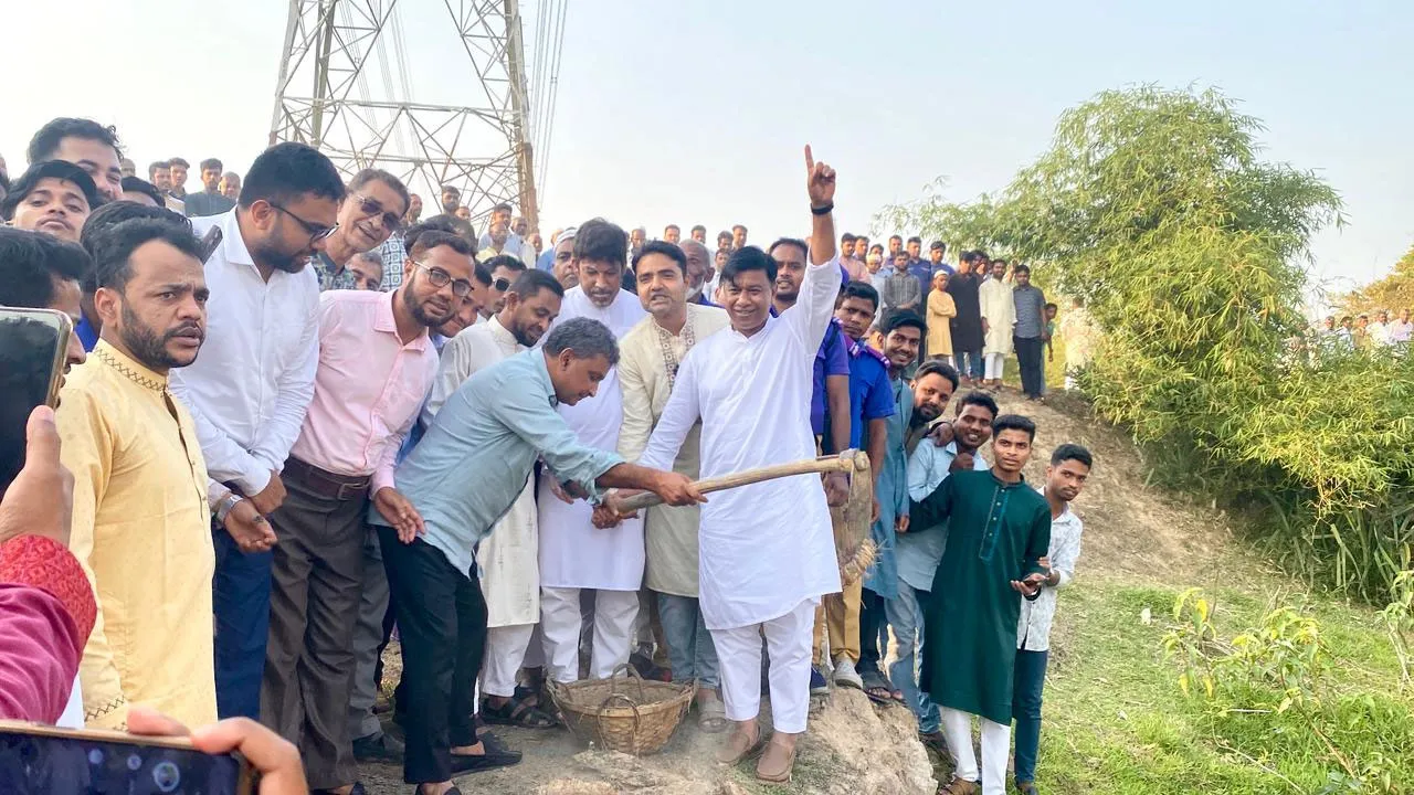 ফটিকছড়িতে খাল খনন উদ্বোধন করলেন এমপি সরোয়ার