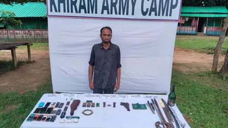 ফটিকছড়িতে সেনাবাহিনীর অভিযানে বিদেশী অস্ত্র ও গোলাবারুদসহ আটক ১