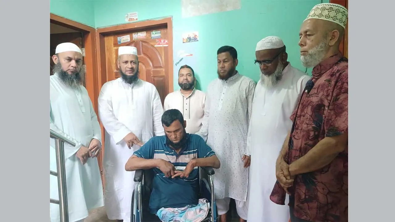 ফেনীতে জামায়াতের হুইল চেয়ার পেলেন পা হারানো শহীদুল