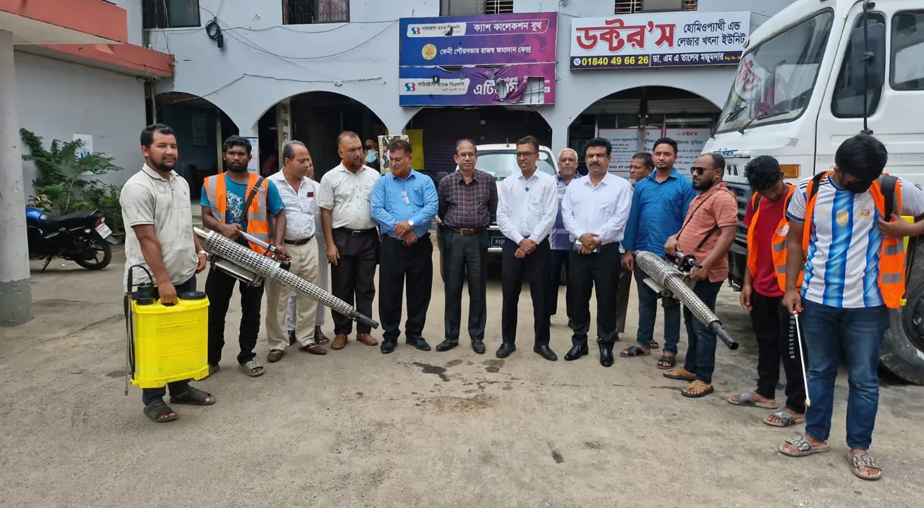 ডেঙ্গু রোধে ফেনী পৌরসভার মশক নিধন অভিযান