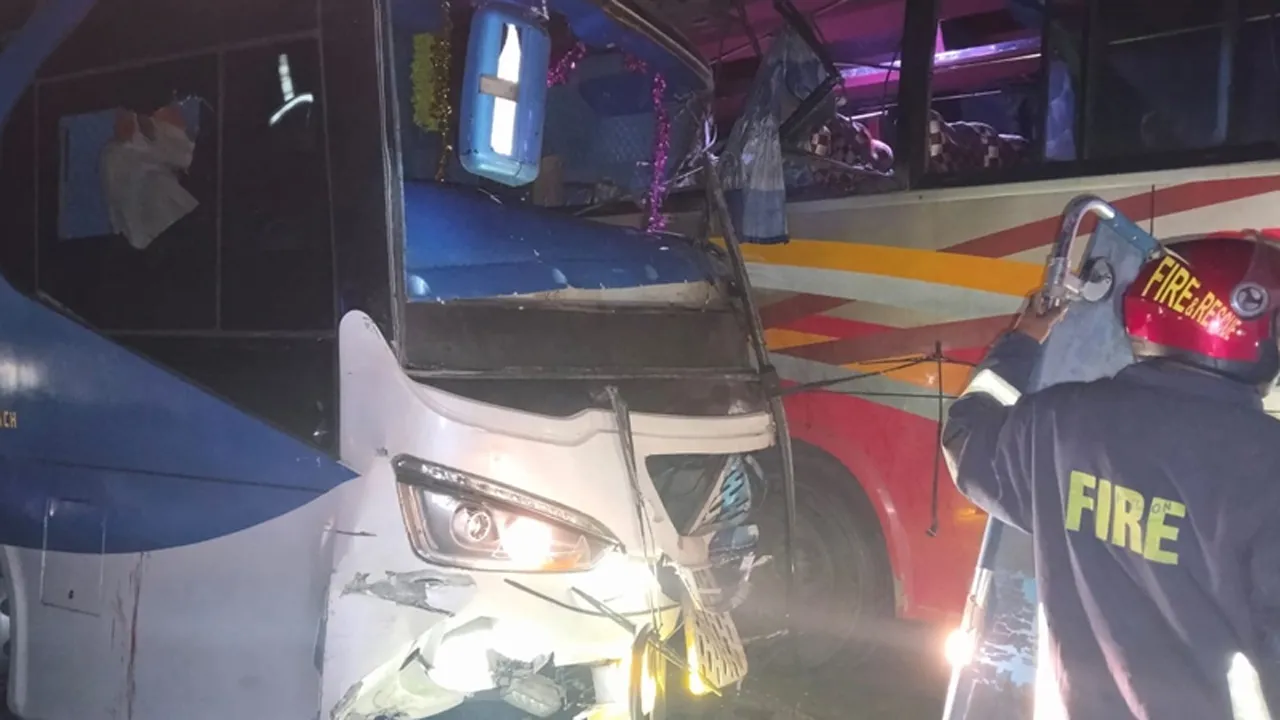 ফেনীতে বাস-অ্যাম্বুলেন্স-মোটরসাইকেলের ত্রিমুখী সংঘর্ষে নিহত ৩
