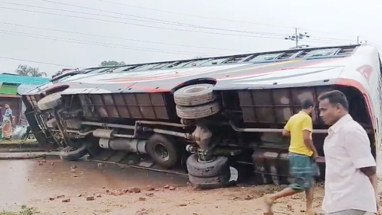 দাগনভূঞায় স্কুলশিক্ষার্থীদের উপর উঠে গেল বাস, নিহত ১