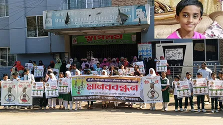 ফেনীতে শিশু নাশিতের হত্যাকারীদের দৃষ্টান্তমূলক শাস্তির দাবিতে মানববন্ধন