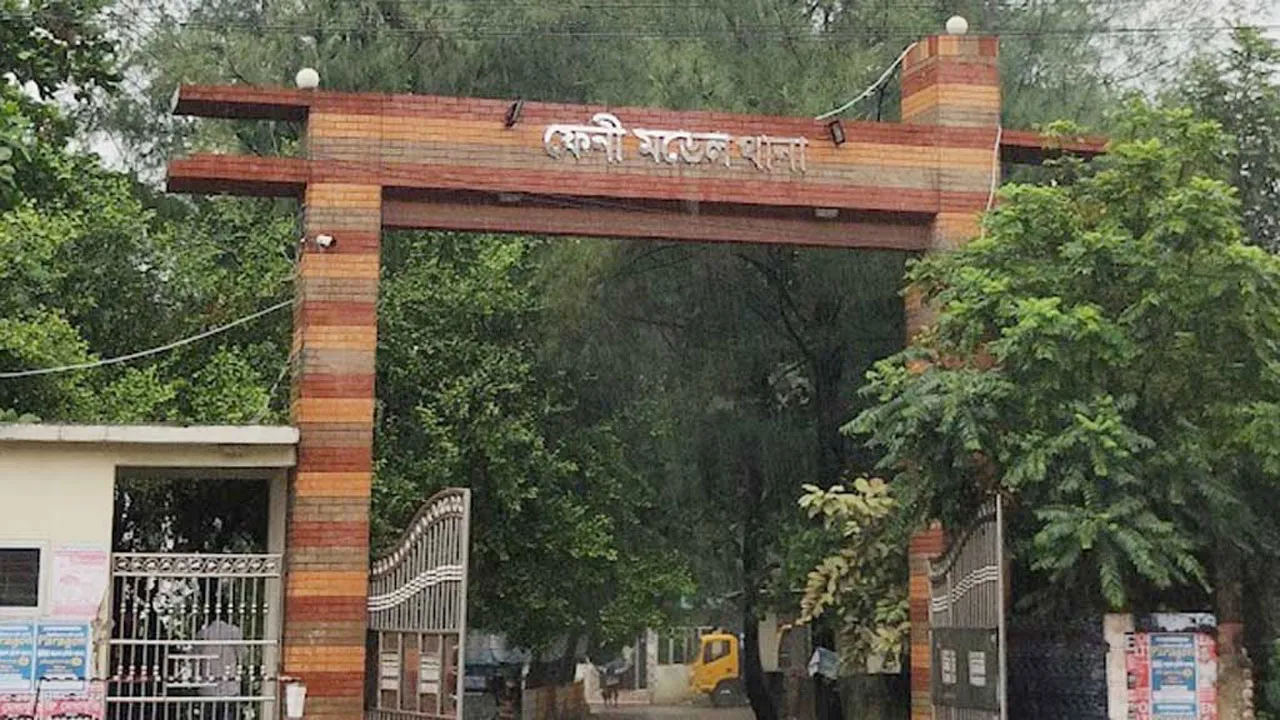 ফেনীতে দাঁড়িয়ে থাকা বাসে আগুন
