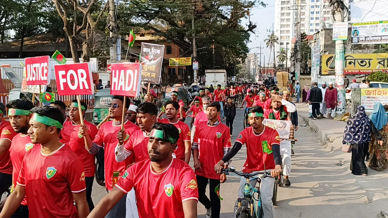 হাদির হত্যাকারীদের বিচারের দাবিতে ফেনীতে মার্চ ফর সাইকেল র‌্যালি