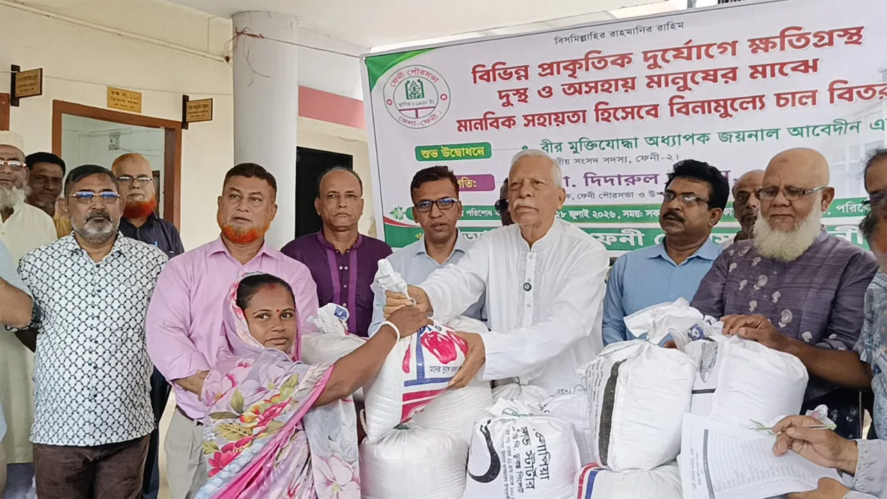 প্রাকৃতিক দুর্যোগে ক্ষতিগ্রস্থ ৩৬০ অসহায়কে চাল দিয়েছে ফেনী পৌরসভা