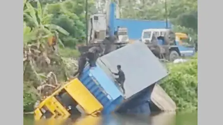 ফেনীতে কাভার্ডভ্যানের ধাক্কায় পিকআপচালক নিহত