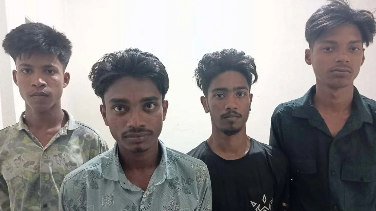 ফেনীতে ডাকাতির প্রস্তুতির সময় অস্ত্রসহ গ্রেফতার ৪